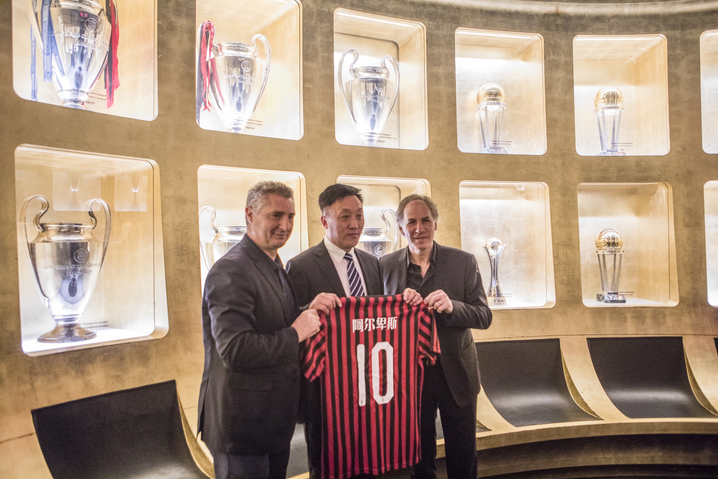 村超展现中国足球真实水平，与体制内形成鲜明对比（村超呈现中国足球的本来面貌，与体制足球形成强烈反差）