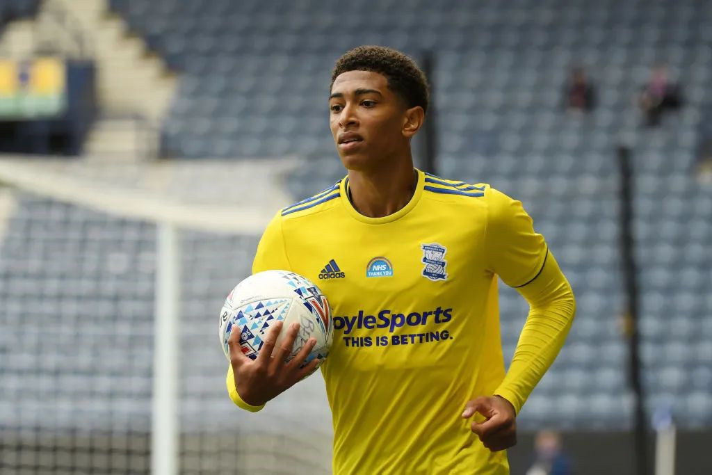 法甲前瞻：尼斯主场御敌盼止颓势，马赛先赛取胜即可登顶（法甲前瞻：尼斯力拼主场止颓，马赛先赛赢球即登顶）