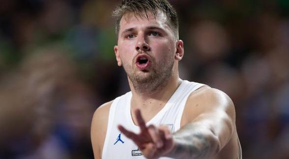 巴萨98-85横扫奥林匹亚科斯！克莱本28分率队展现欧洲霸主风范（巴萨98-85完成对奥林匹亚科斯横扫，克莱本28分领衔彰显欧洲霸主气势）