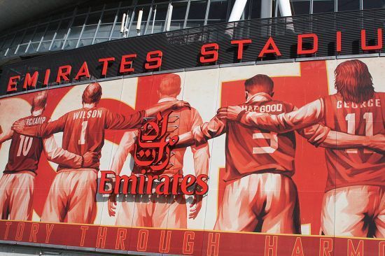 姆巴佩手指骨折不下火线！皇马精神传承者誓死一战 伯纳乌球迷爆发不满（姆巴佩带伤不下火线：皇马意志接班人誓拼到底，伯纳乌不满声四起）